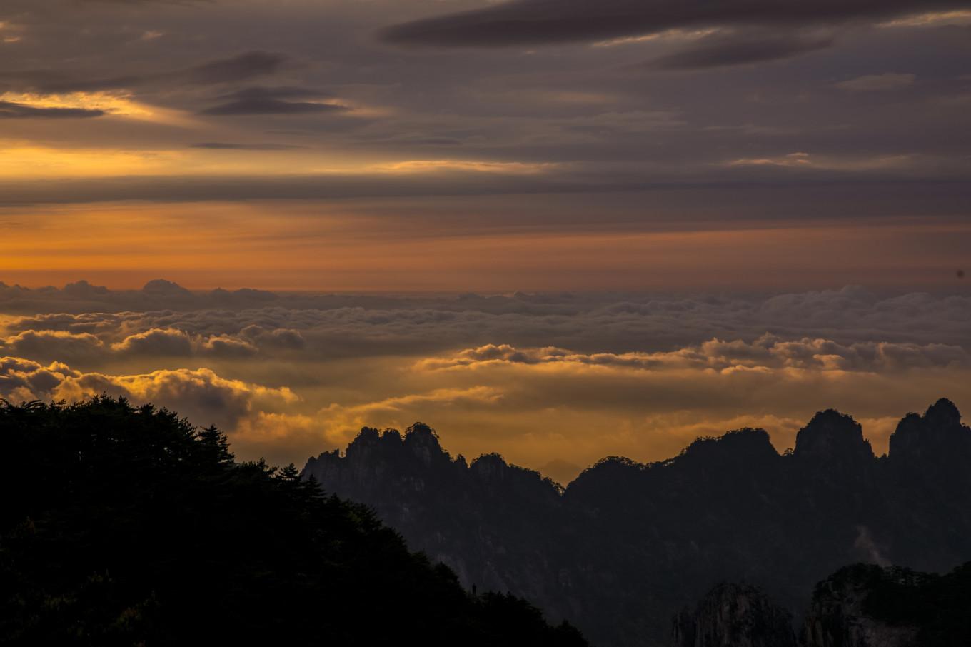 落日晚霞云海，是黄山旅行可遇不可求的美景，如梦似幻的人间仙境