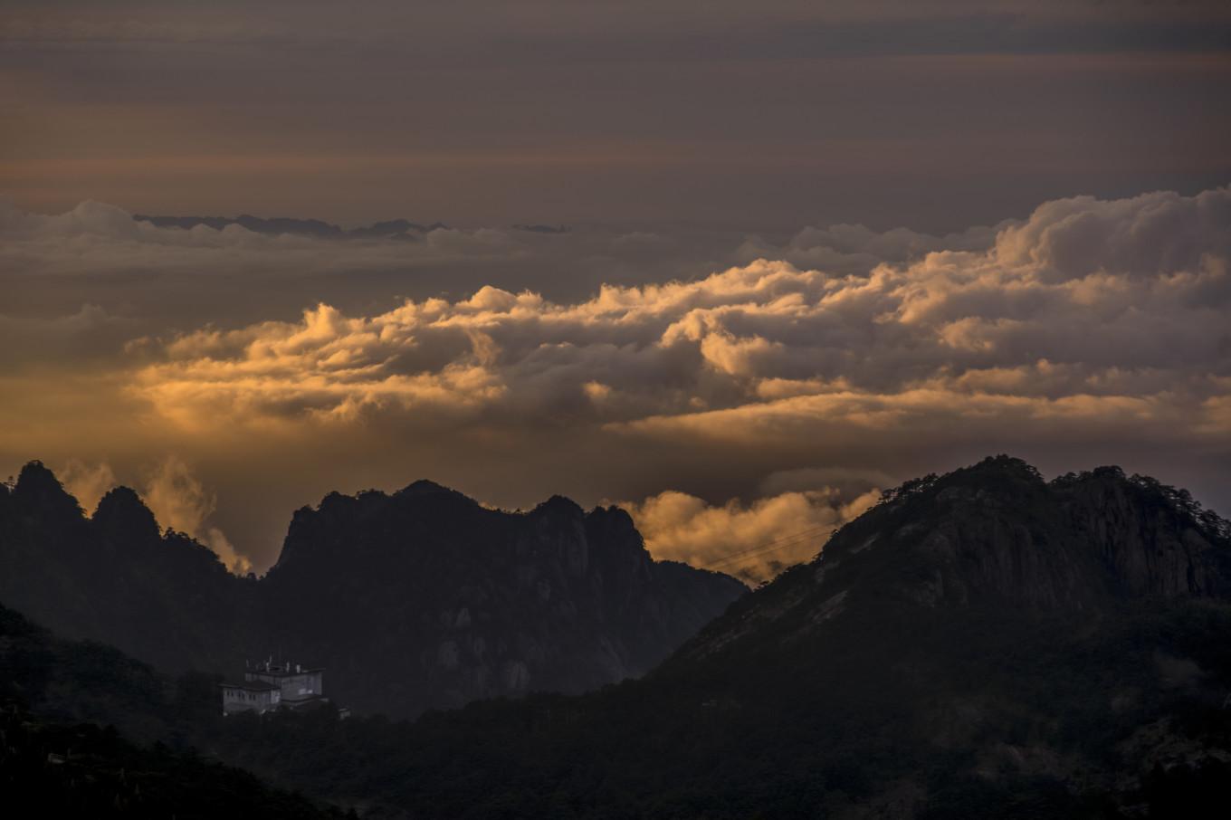 落日晚霞云海，是黄山旅行可遇不可求的美景，如梦似幻的人间仙境