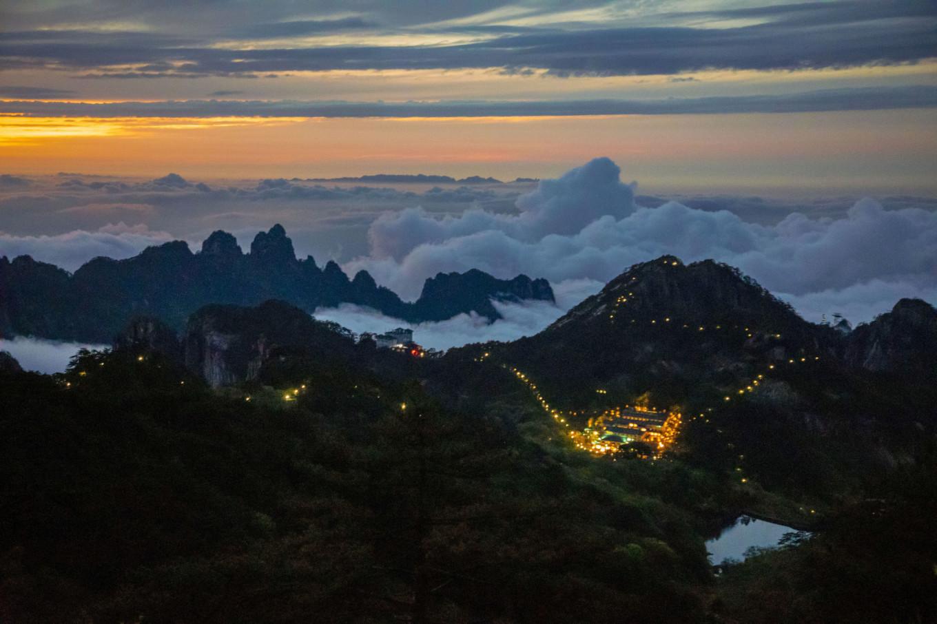 落日晚霞云海，是黄山旅行可遇不可求的美景，如梦似幻的人间仙境