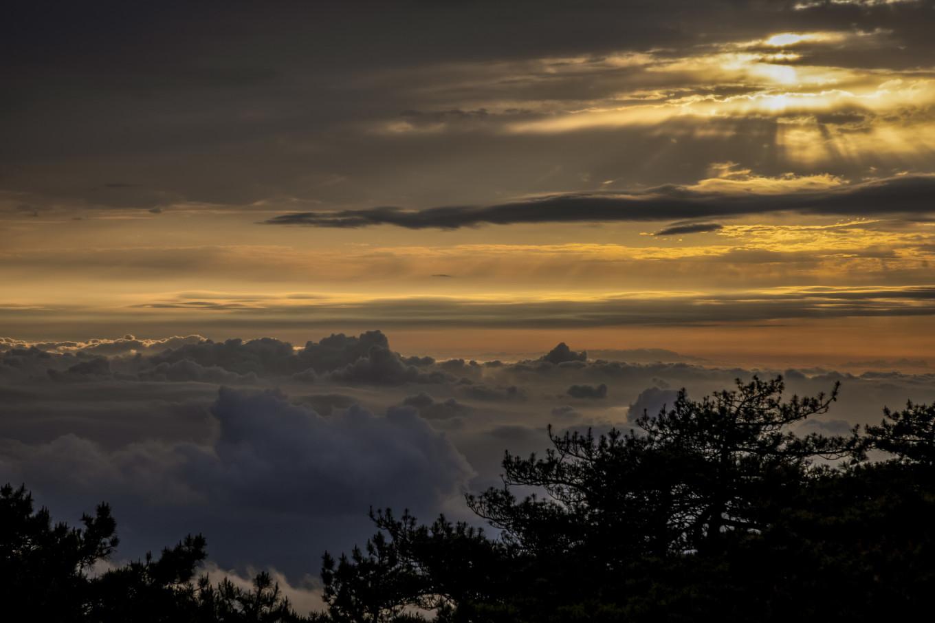 落日晚霞云海，是黄山旅行可遇不可求的美景，如梦似幻的人间仙境