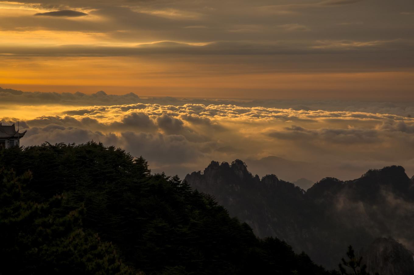 落日晚霞云海，是黄山旅行可遇不可求的美景，如梦似幻的人间仙境