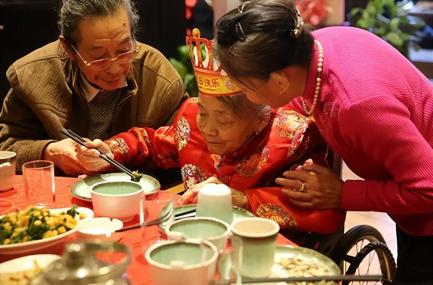 在农村给老人做寿，年龄要达到多少岁才可以！做寿有什么传统风俗