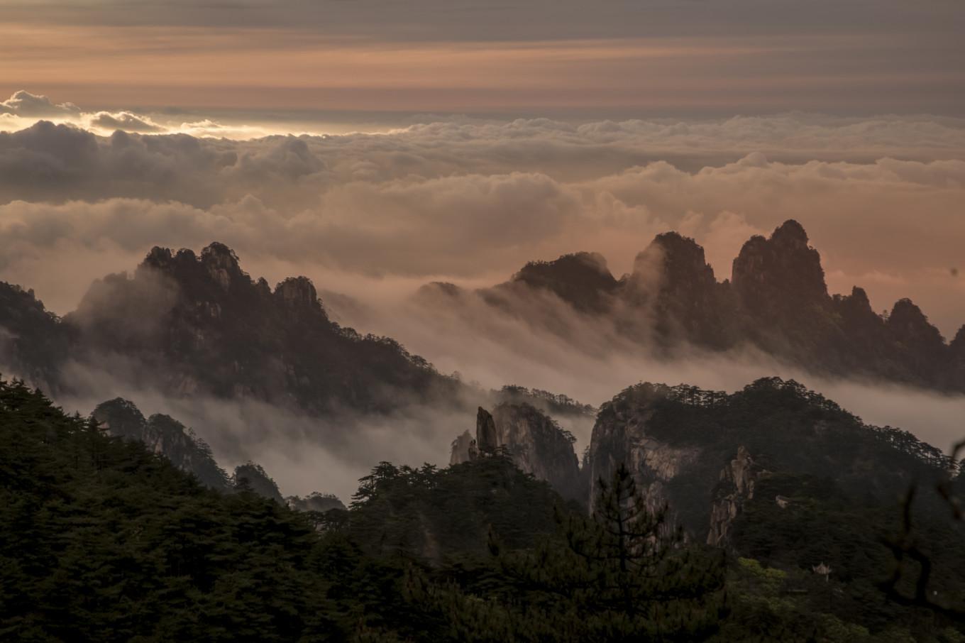 落日晚霞云海，是黄山旅行可遇不可求的美景，如梦似幻的人间仙境