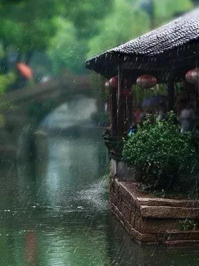 听雨声思念的诗句（十首听雨诗词鉴赏）