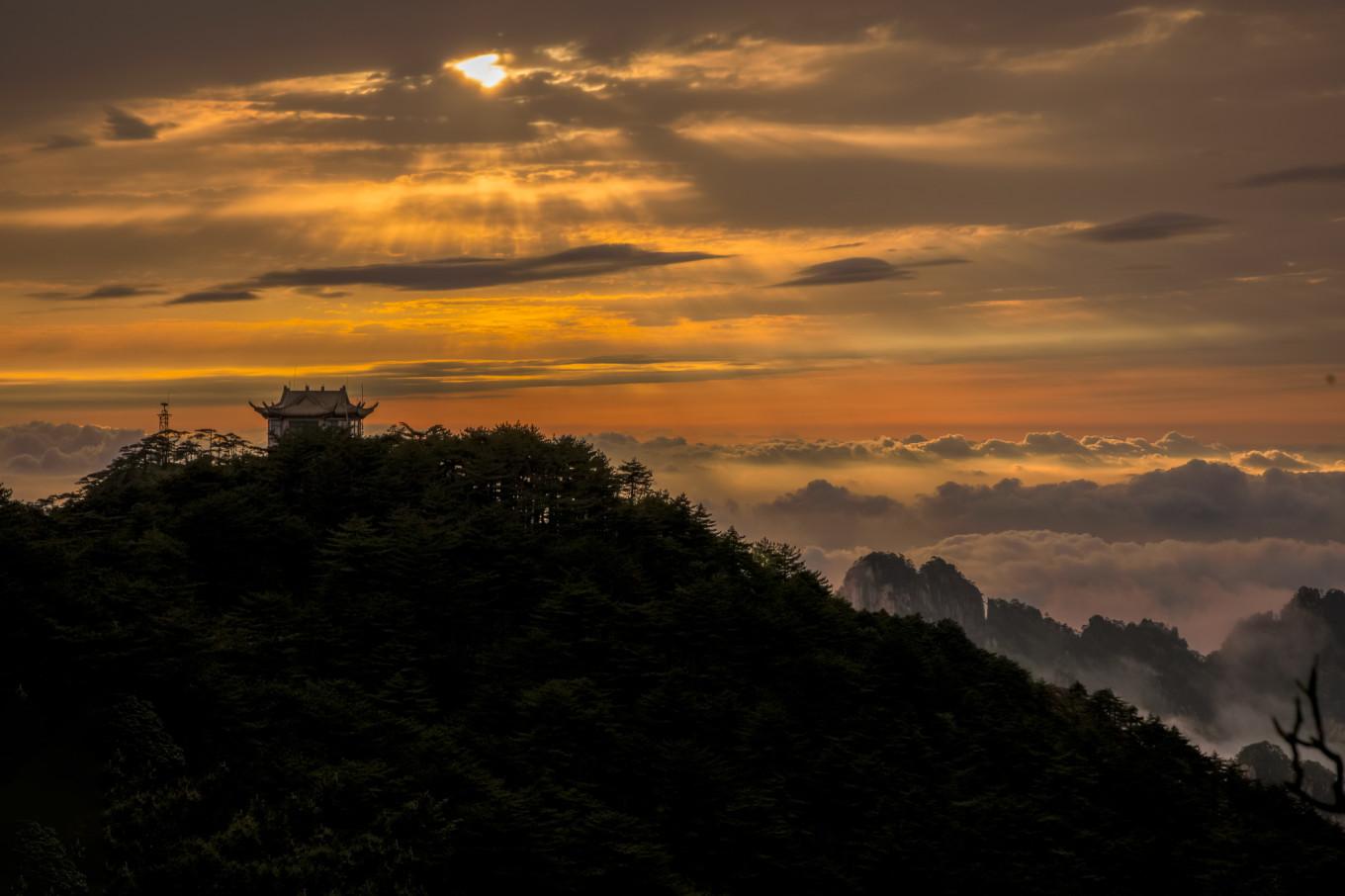 落日晚霞云海，是黄山旅行可遇不可求的美景，如梦似幻的人间仙境