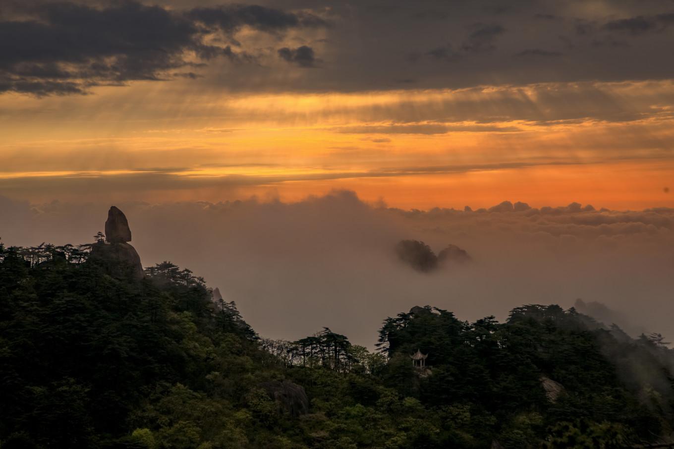 落日晚霞云海，是黄山旅行可遇不可求的美景，如梦似幻的人间仙境