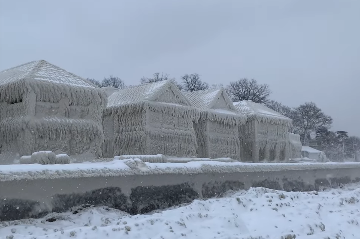 加拿大一社区被“冰封”成雪城