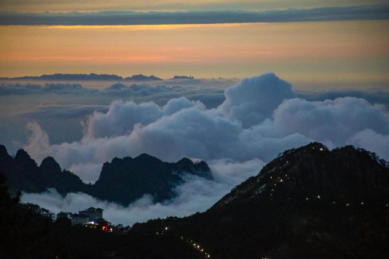 落日晚霞云海，是黄山旅行可遇不可求的美景，如梦似幻的人间仙境