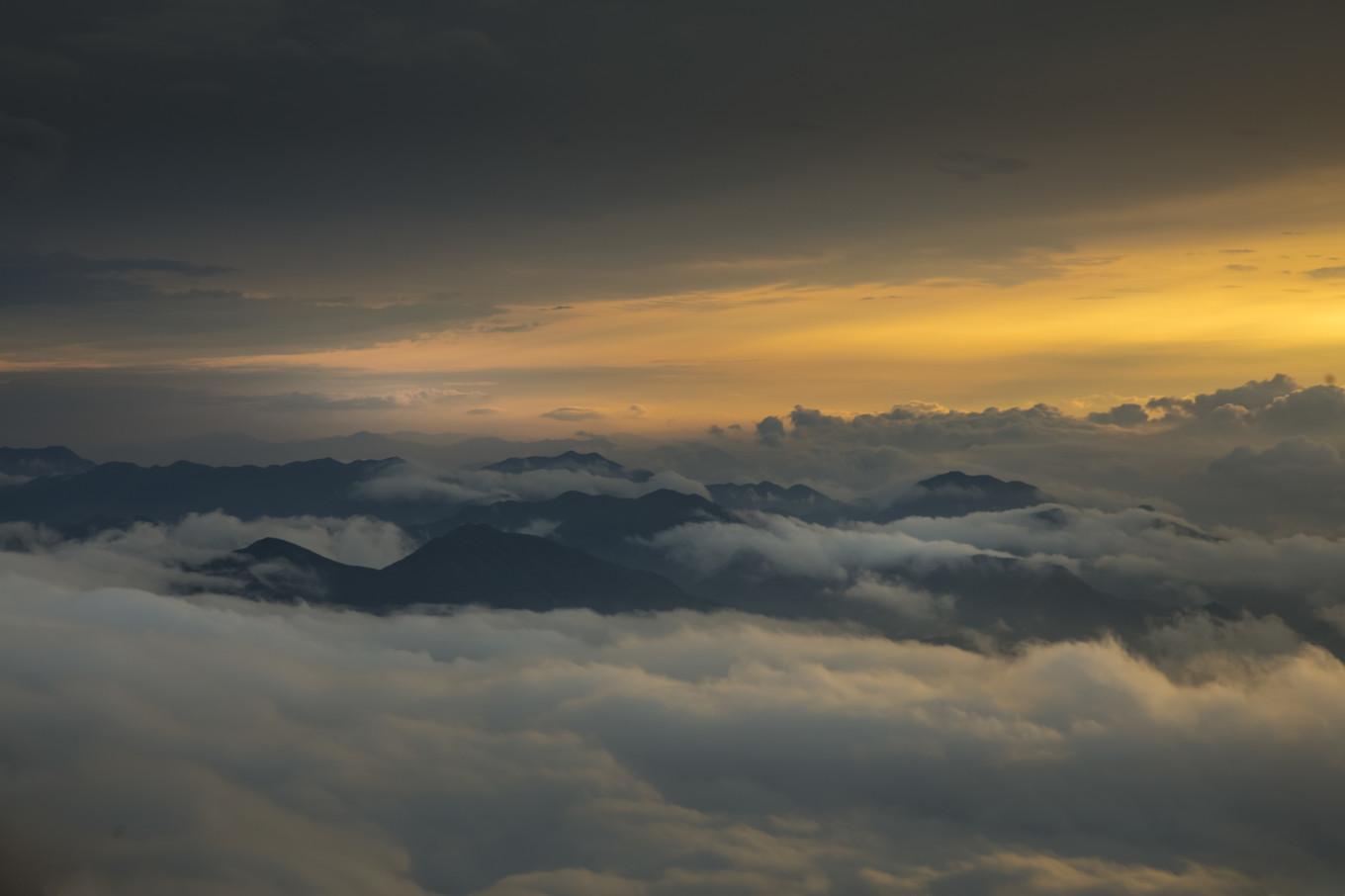 落日晚霞云海，是黄山旅行可遇不可求的美景，如梦似幻的人间仙境