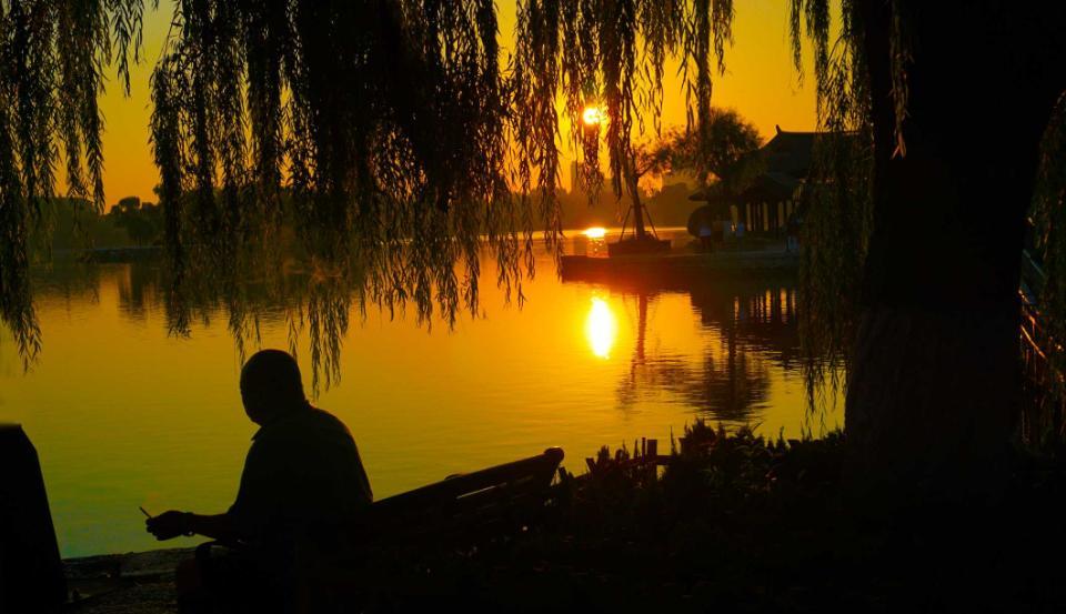 清晨大明湖畔的美（好景山东｜清晨的大明湖晨光璀璨醉人眼，金光流动平静又美好）