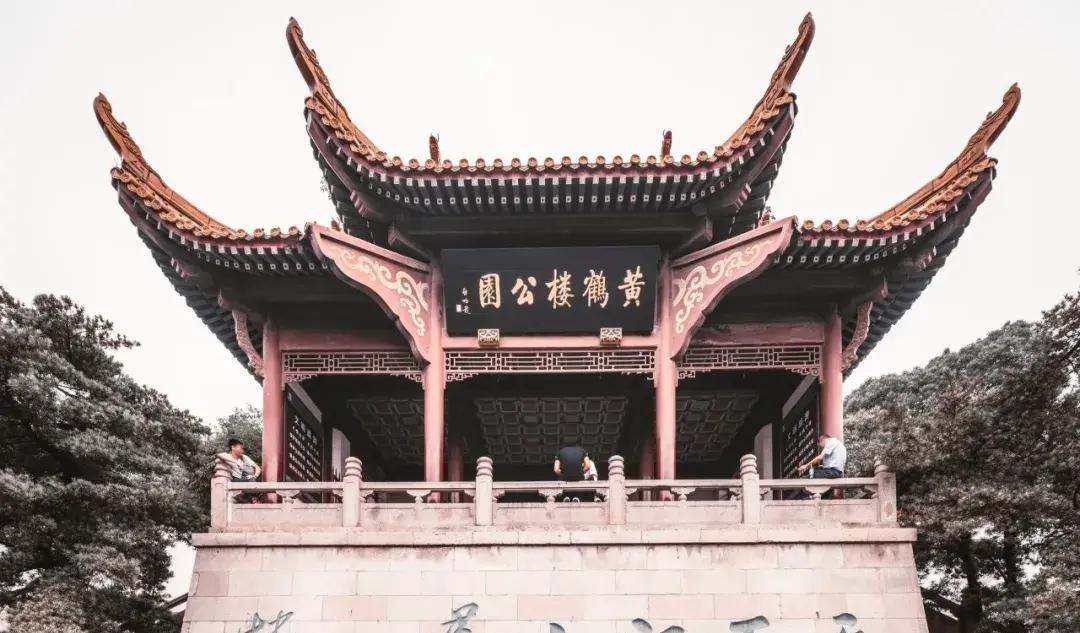 李白模仿黄鹤楼的两首诗（李白仿照黄鹤楼写的诗）