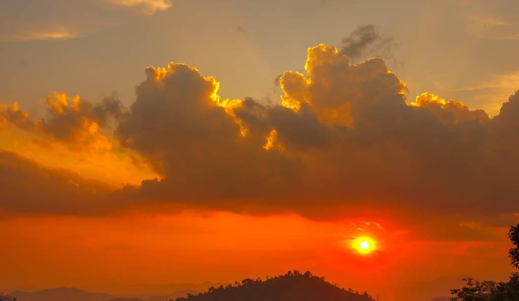 七律 闲看夕阳（窗外夕阳的诗句）