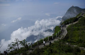 七律登峨眉山感怀（关于写峨眉山的诗）