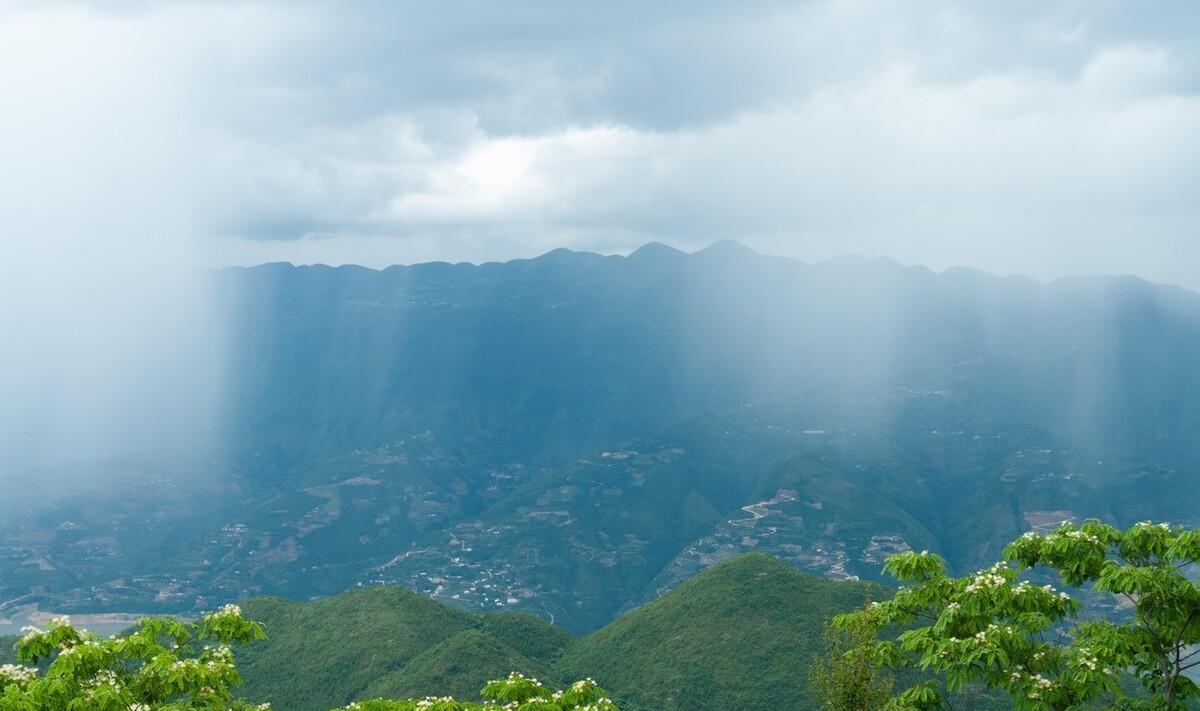 ​暑夏白雨美诗文八则，李白浪漫，苏轼豪放，杨万里大气喜雨