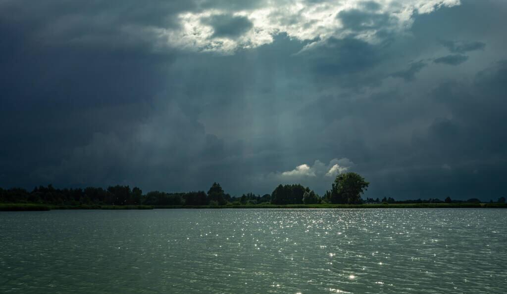 ​暑夏白雨美诗文八则，李白浪漫，苏轼豪放，杨万里大气喜雨