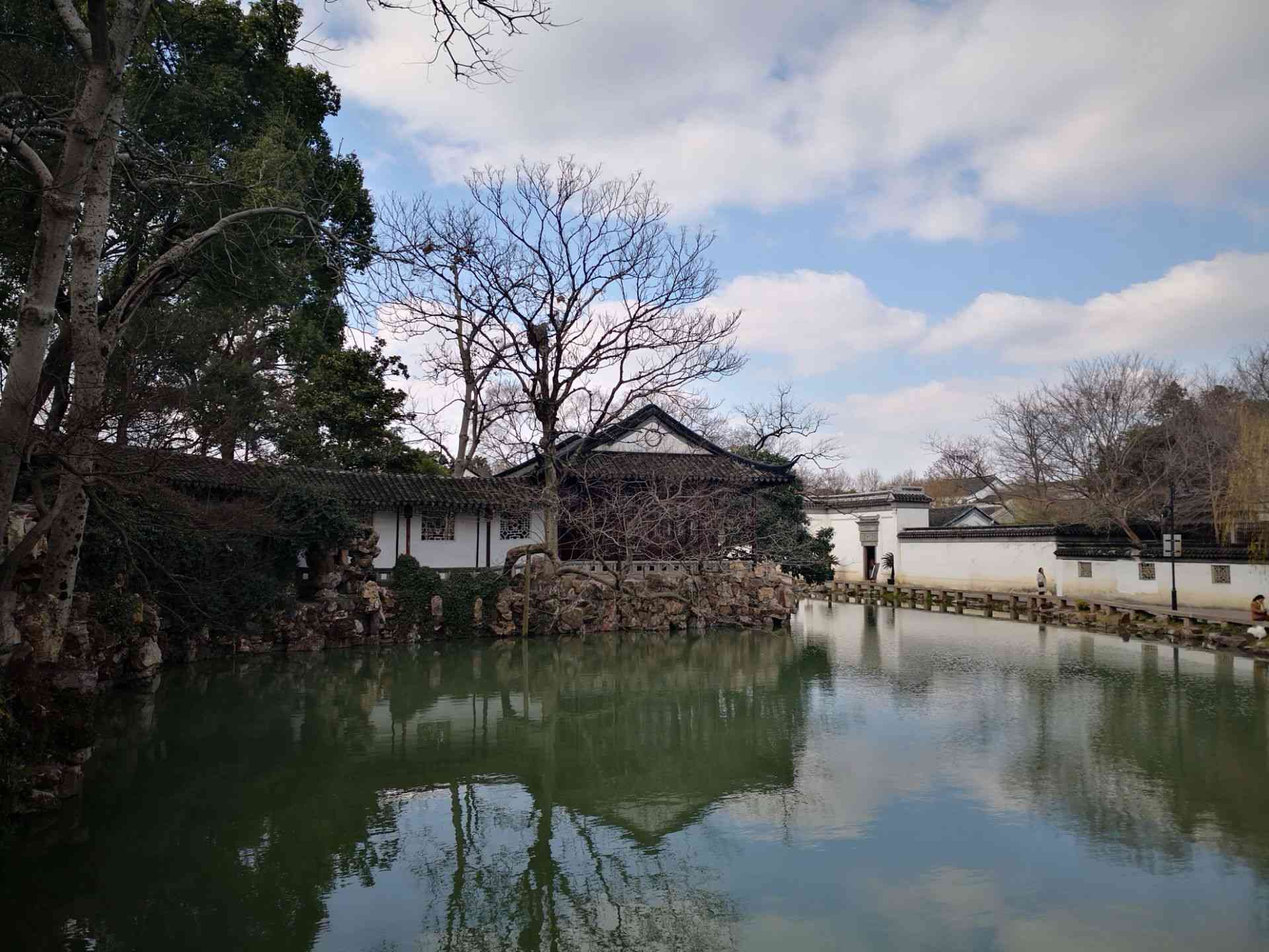 苏舜钦的《水调歌头·沧浪亭》，一气贯通，清旷豪迈，慷慨深沉