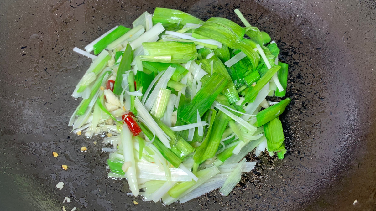 辣炒鸭血的家常做法（鸭血炒辣椒怎样炒好吃窍门）