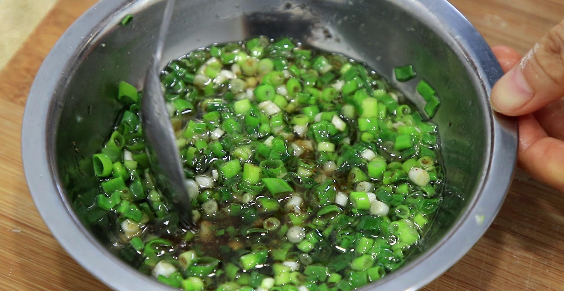 葱花饼怎样做又酥又软（葱花饼的简单做法）