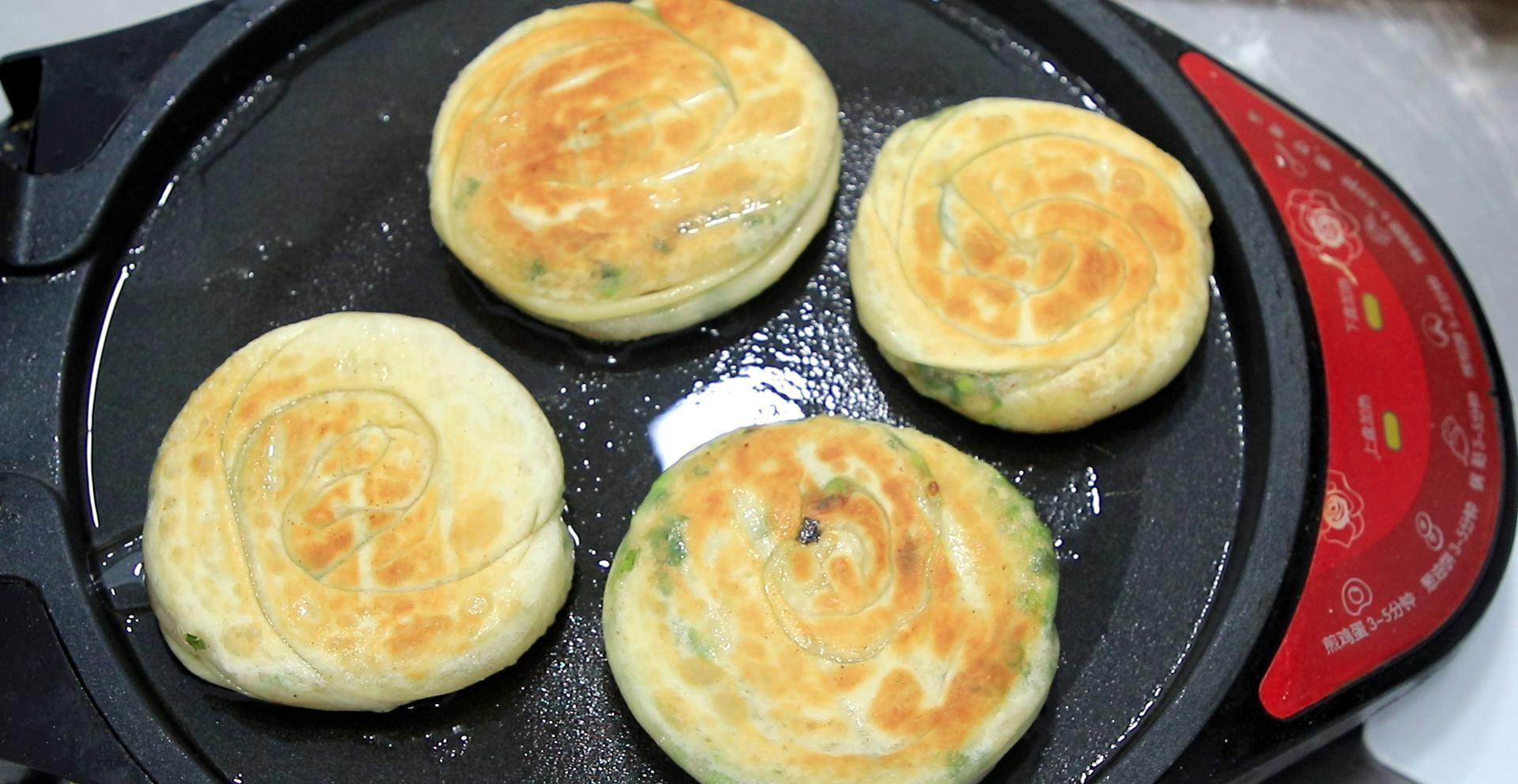 葱花饼怎样做又酥又软（葱花饼的简单做法）