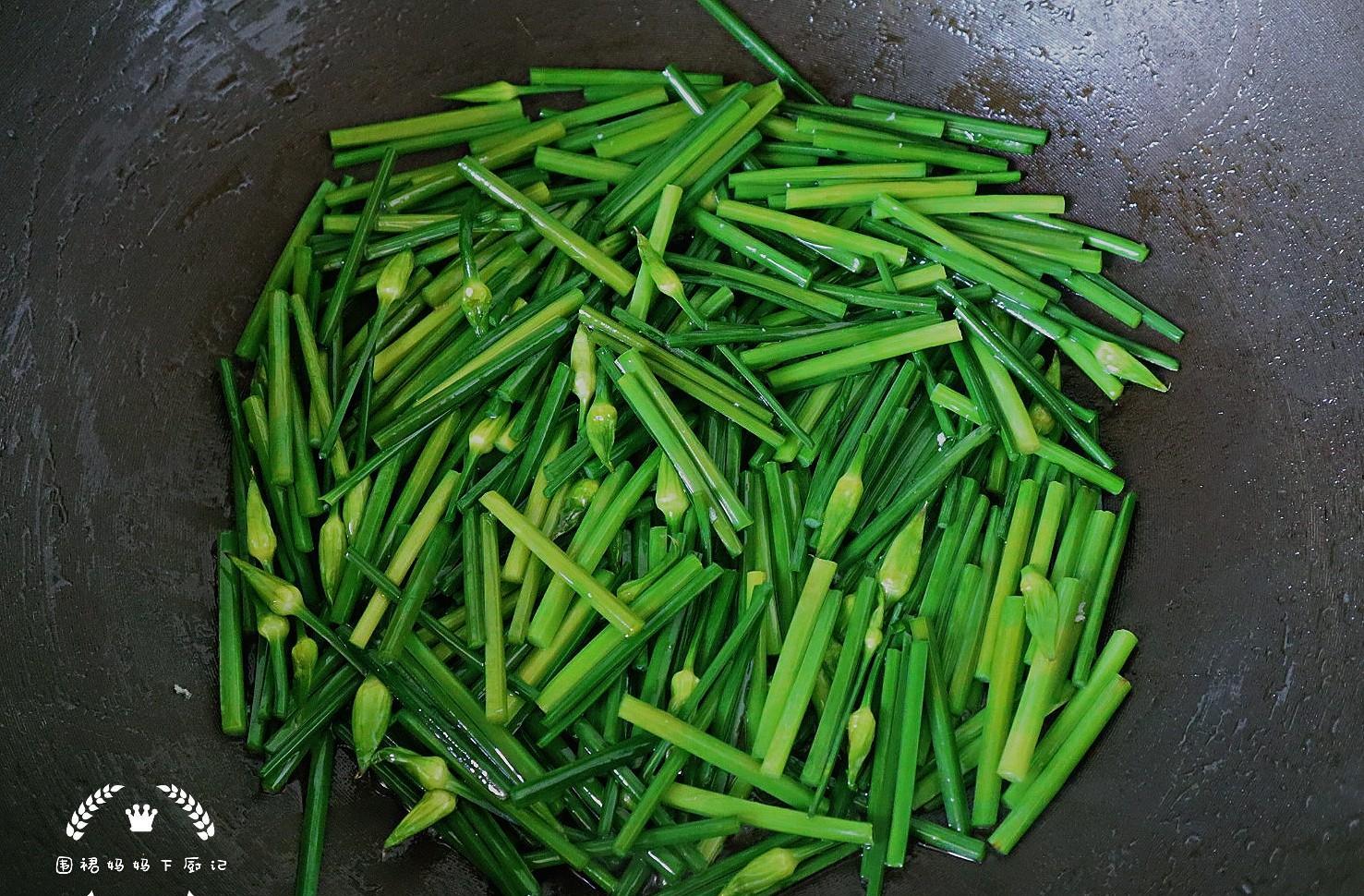 韭菜苔炒鸡蛋怎么炒好吃（韭菜苔炒鸡蛋的做法）