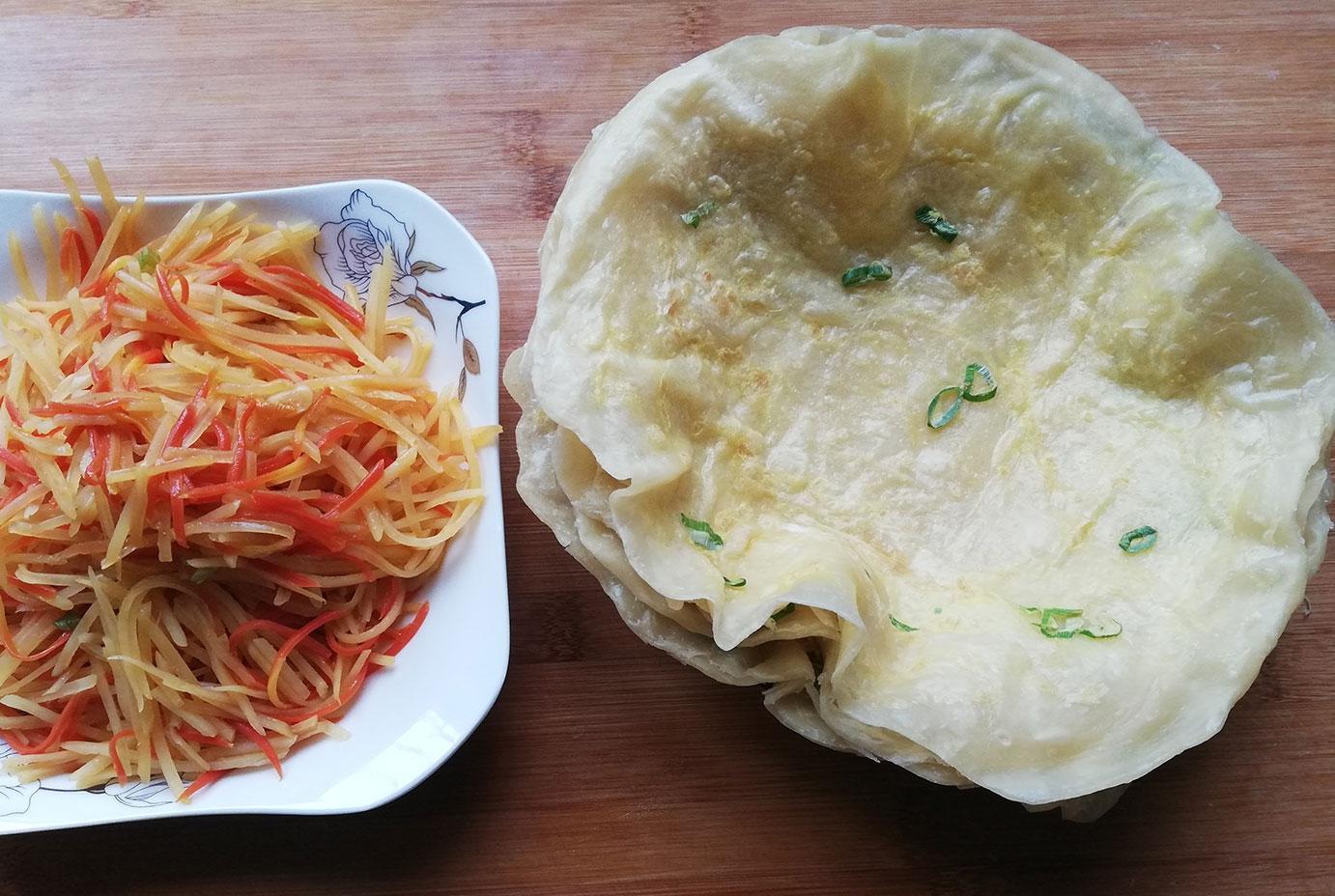 土豆丝卷鸡蛋饼的做法（土豆丝卷饼的家常做法）