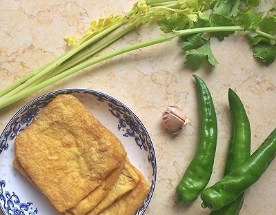 芹菜炒炸豆腐的做法（家常下饭菜）