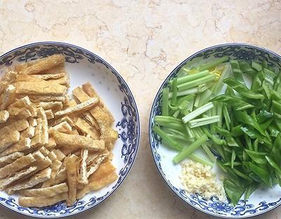 芹菜炒炸豆腐的做法（家常下饭菜）