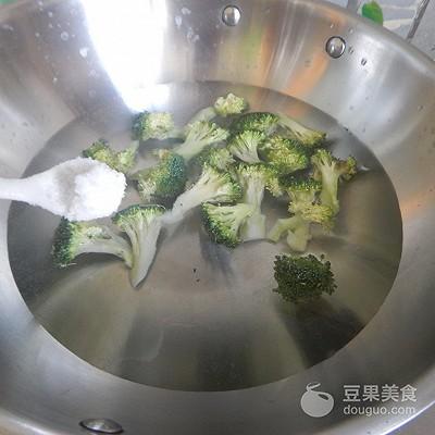 宝宝辅食西兰花泥的做法（西兰花鸡蛋泥怎么做）