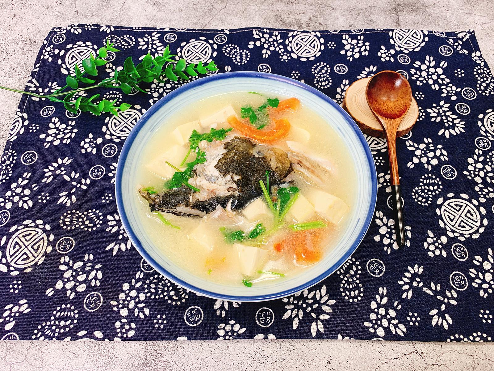 西红柿鱼头豆腐汤的做法（西红柿鱼头豆腐汤怎么做好吃又简单）