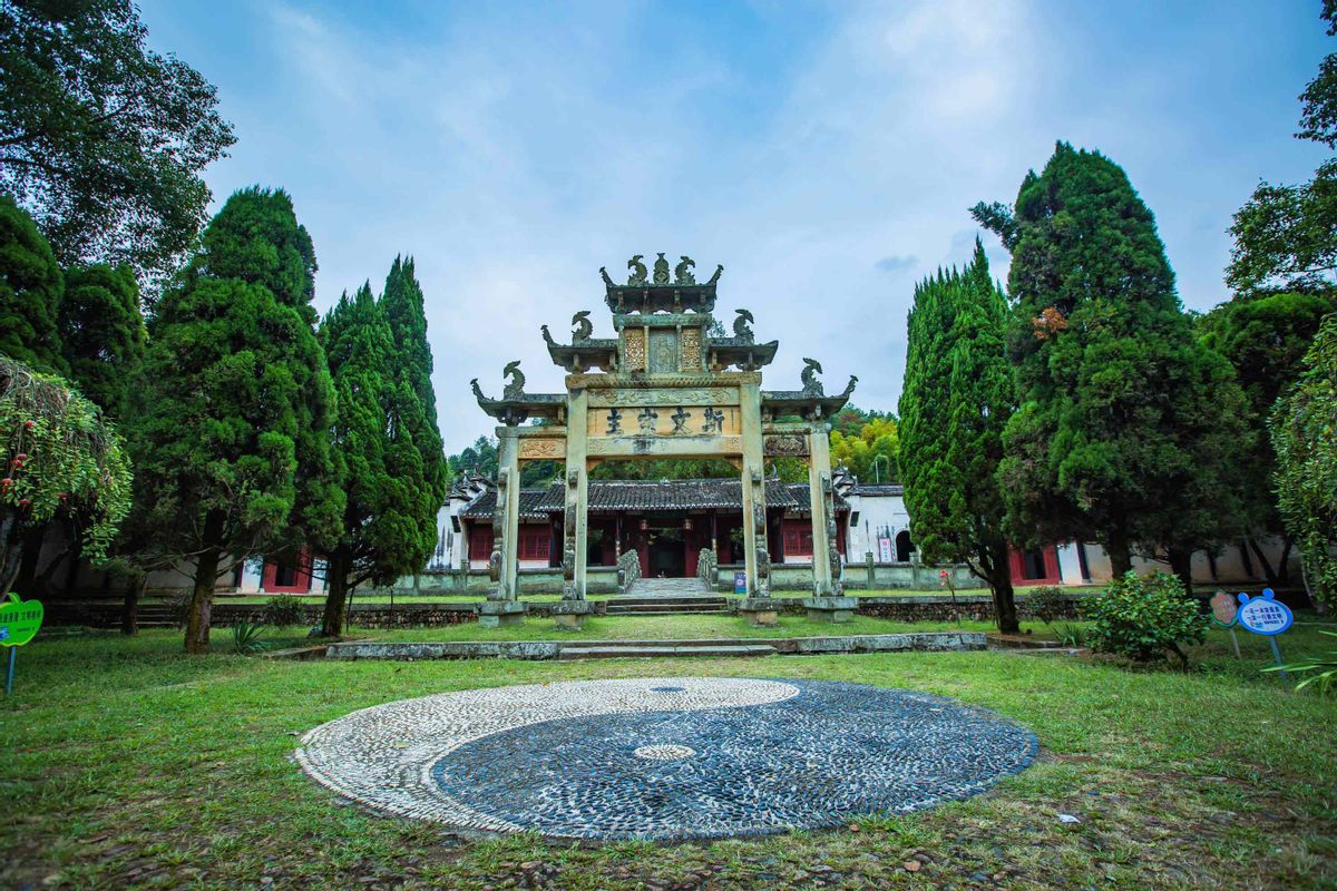 鹧鸪天鹅湖归病起作辛弃疾词翻译（《鹧鸪天·鹅湖归病起作》赏析）