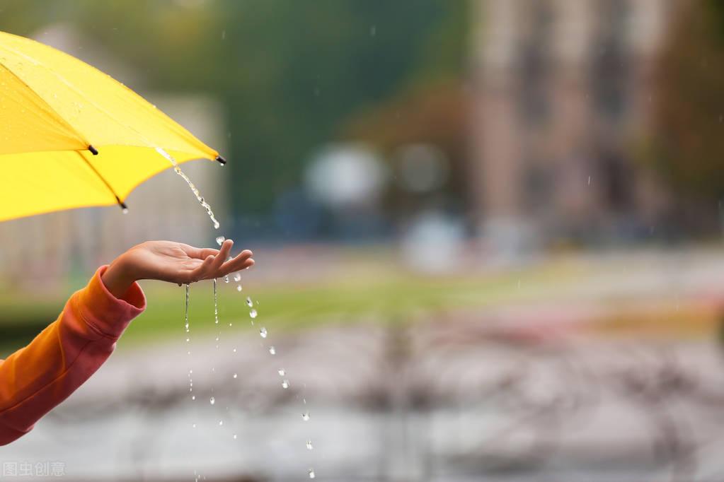 抖音下雨天伤感文案（抖音下雨天的心情经典句子）