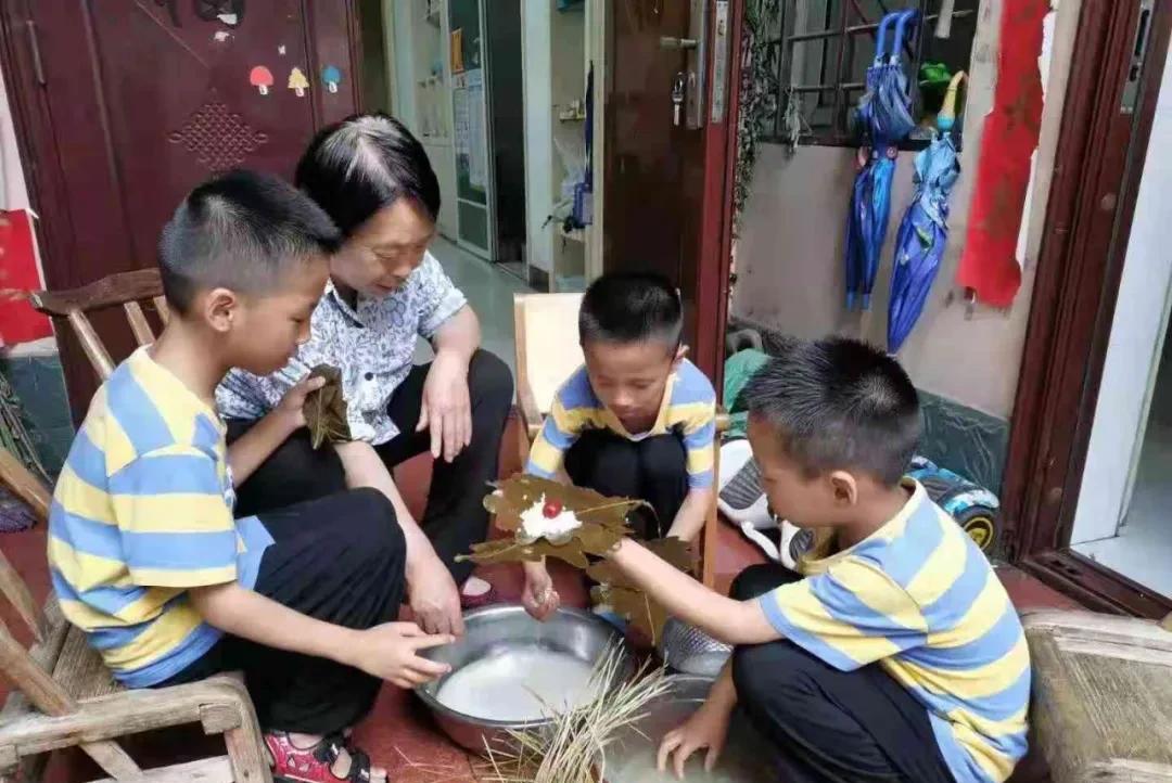 优秀作文：《愉快的端午节》《包棕子》《做香包》