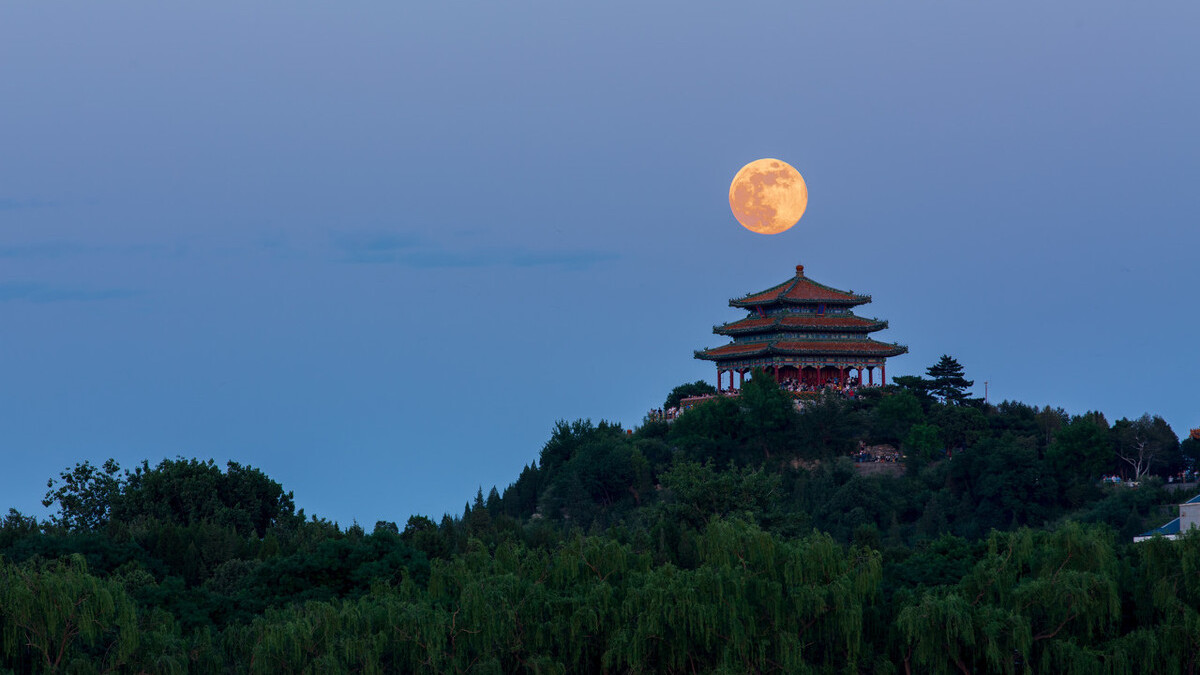 秋空明月悬 光彩露沾湿 相思渐浓处 又是中秋时（秋空明月悬,光彩露沾湿全诗）