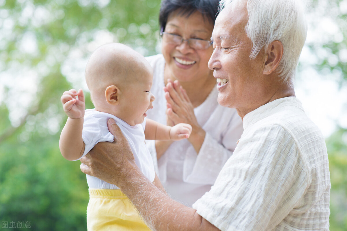 初中优秀作文《老人与孩子》老人曾经是孩子，孩子终究成老人