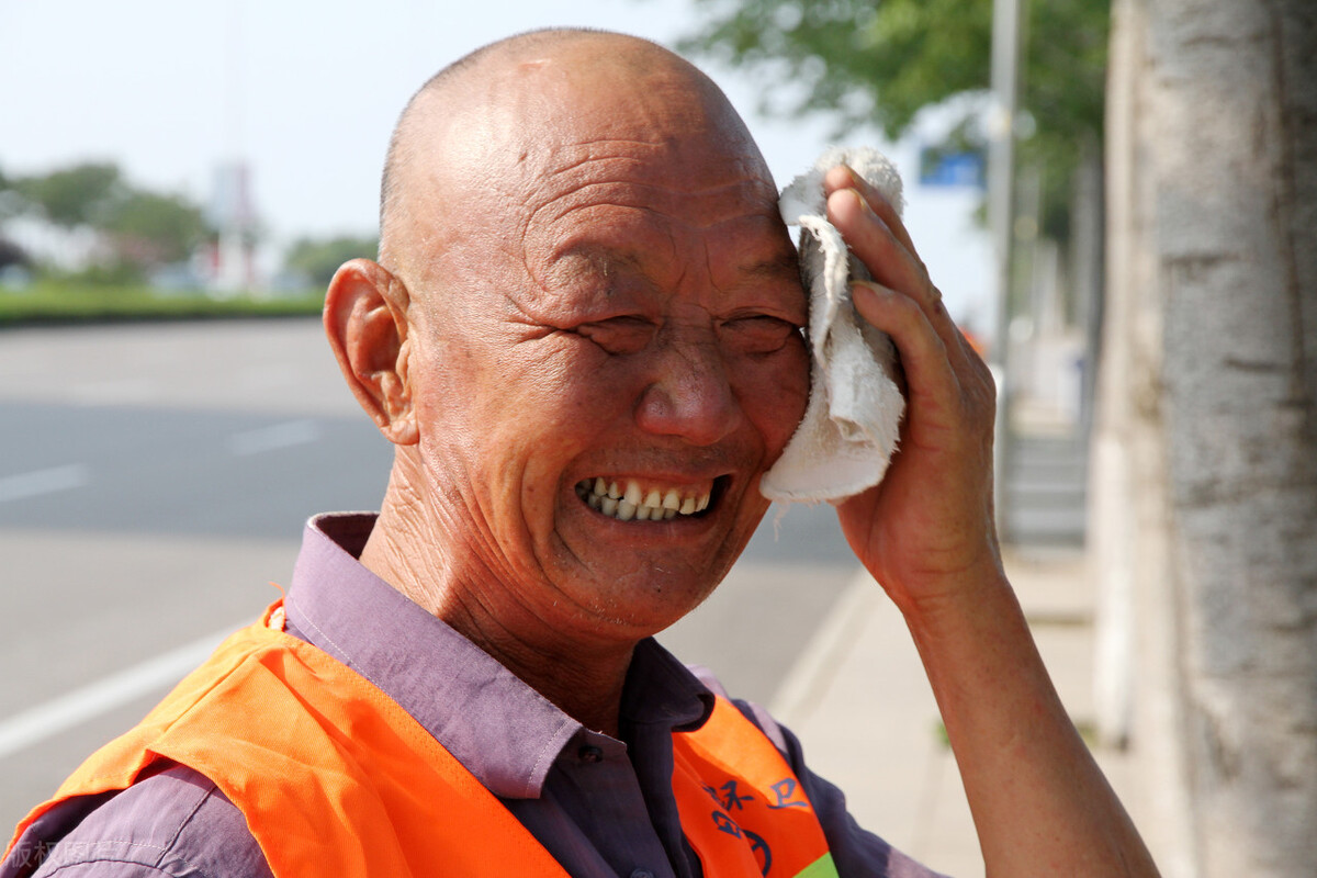 初中优秀作文《小人物》一砖一瓦，方有高楼大厦