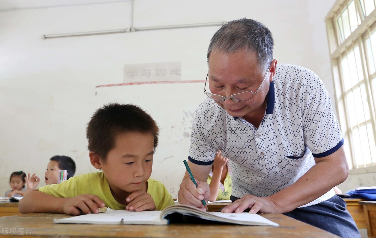 小学满分作文《走过那一个拐角》帮助他人，惠及自我