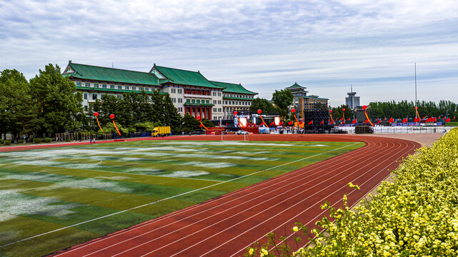 长春大学-南门怎么样