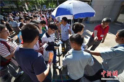 北京高考体育测试进行 压力大学生每天喝红牛