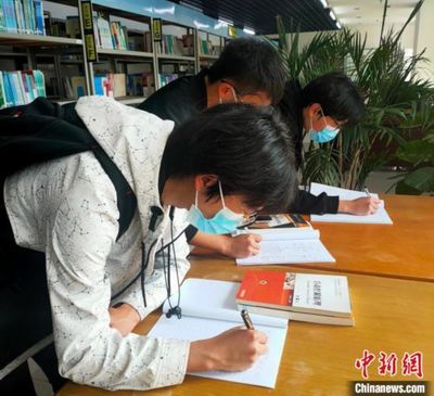 在大学应该看什么书