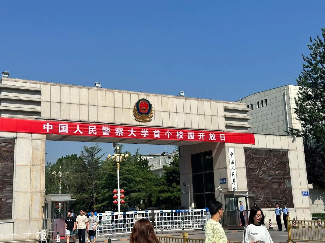 进德修业在哪个大学门口有